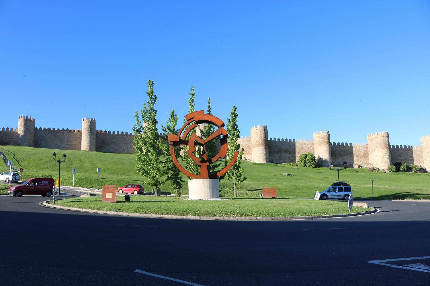 Avila Mura dalla rotonda del ciclista e area sosta camper