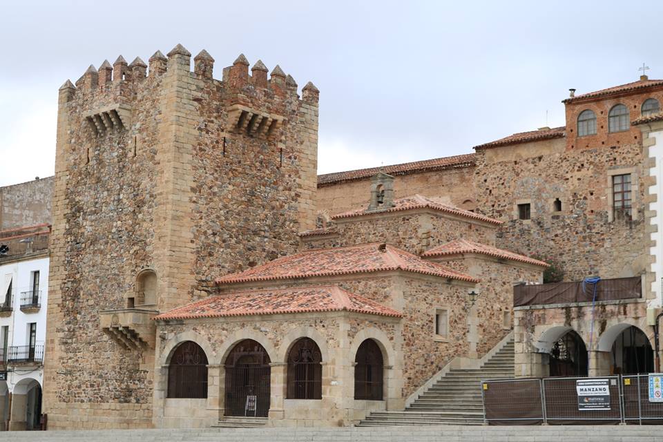 Caceres Torre nella piazza mayor