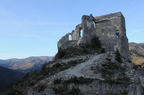 Liguria Zuccarello resti castello