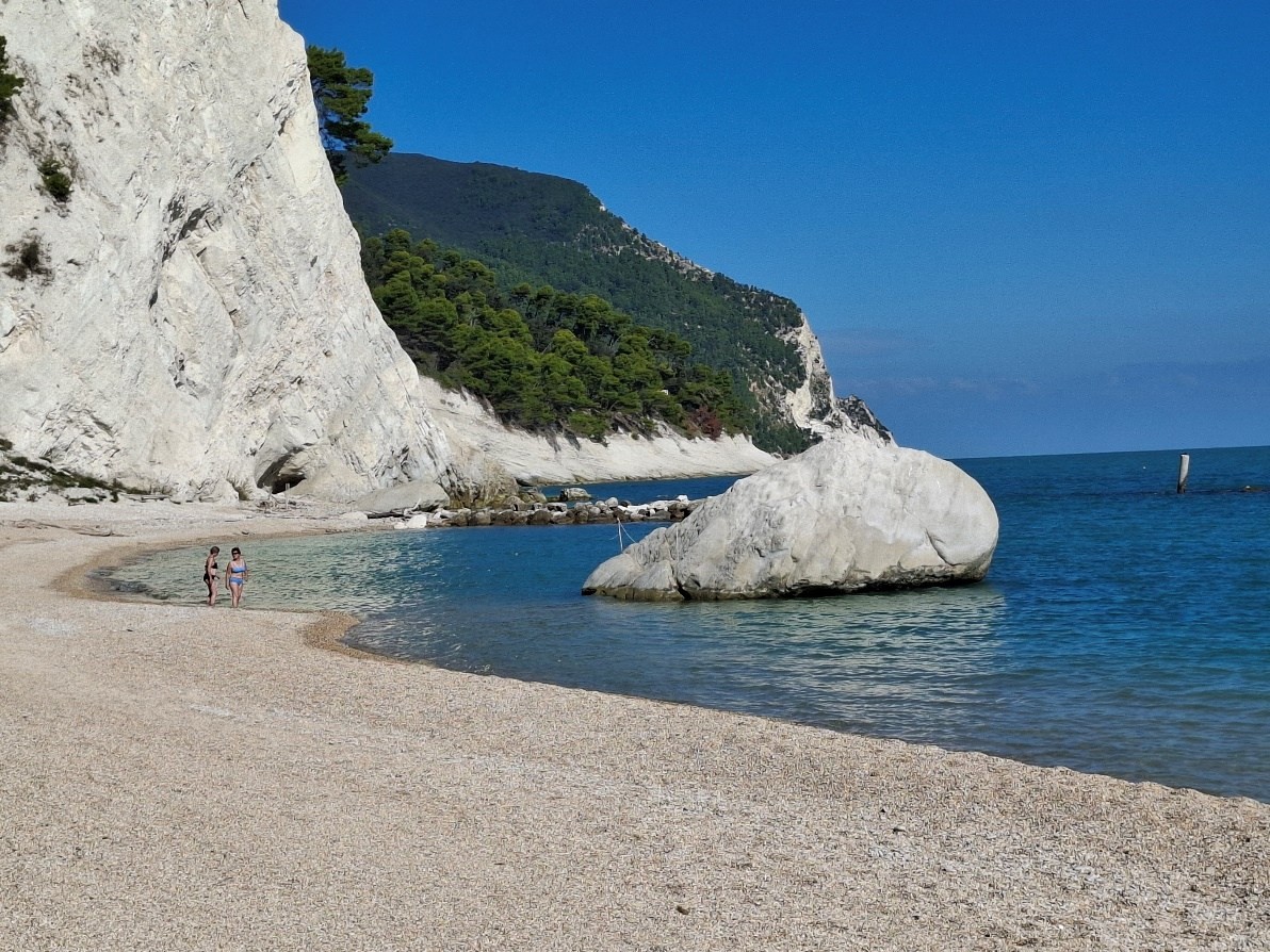 spiaggia frate numana