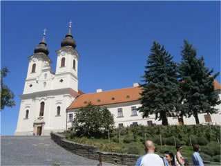 Tihany visita chiesa