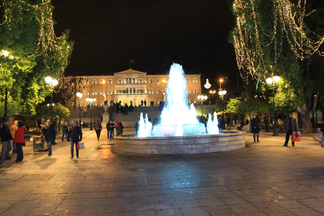 grecia atene Piazza Syntagma by night s