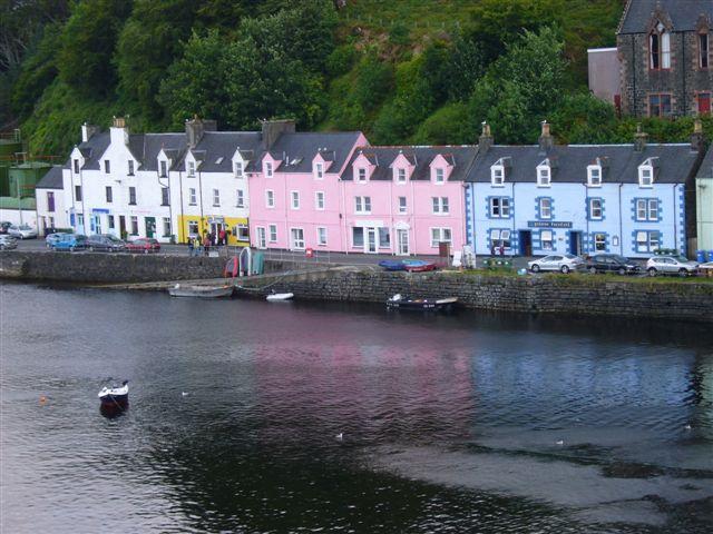 73_Case_nel_piccolo_porto_di_Portree