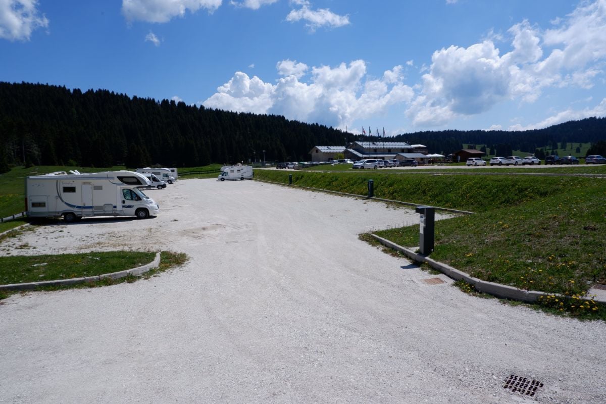 area sosta camper millegrobbe alpe cimbra3