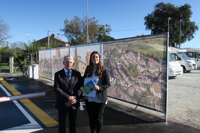 APC SANTARCANGELO da sin. Gianni Brogini (dir.marketing APC) Alice Parma (sindaco Santarcangelo) 1