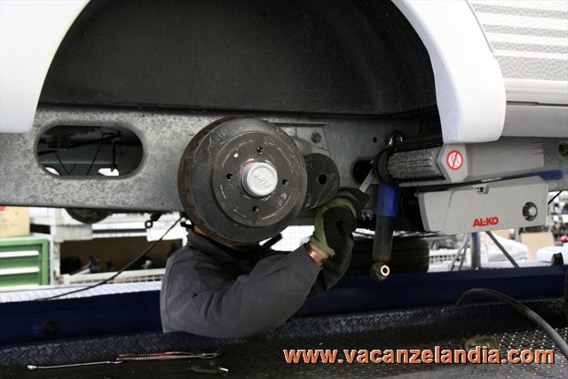22 revisione manutenzione caravan smontaggio ammortizzatori