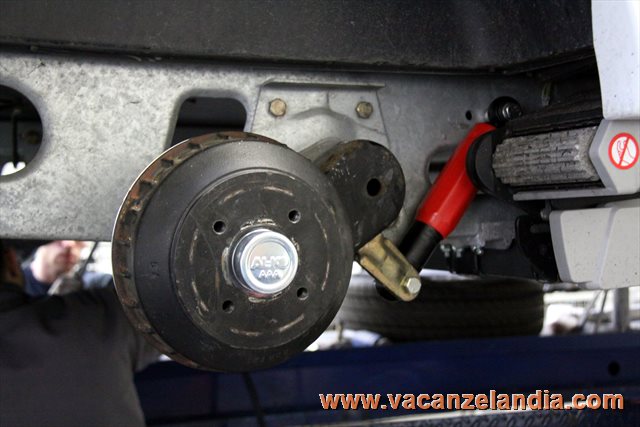 73 revisione manutenzione caravan montaggio ammortizzatore