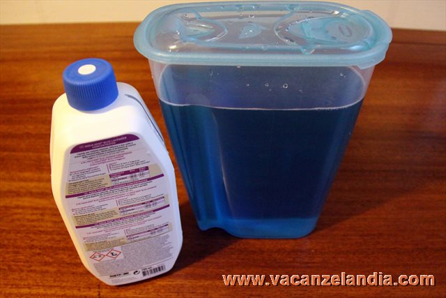 Vacanzelandia - Provati per VOI - Test disgreganti Aqua Kem liquido e  concentrato per WC camper - Thetford