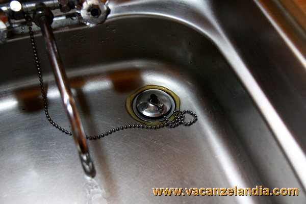 svuotamento serbatoio camper chiusura scarico lavello cucina