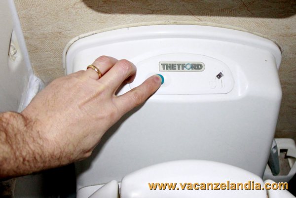 svuotamento serbatoio camper interruttore toilette aperto