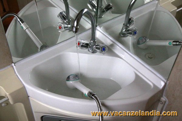 svuotamento serbatoio camper rubinetto lavandino doccia toilette aperto