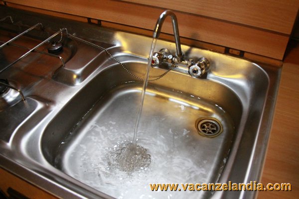 svuotamento serbatoio camper rubinetto lavello cucina aperto