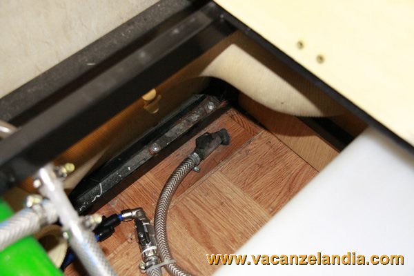 svuotamento serbatoio camper rubinetto serbatoio aperto