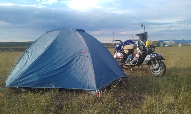 Campeggio al confine tra Kirghizistan e Kazakistan