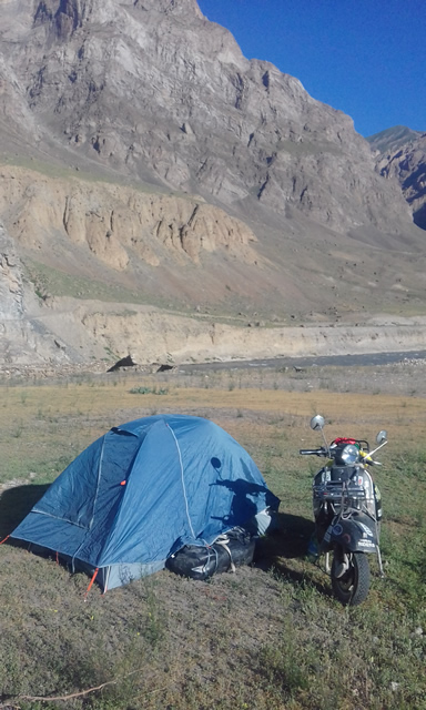 Campeggio in Tajikistan lungo il fiume Panj che divide Tajikistan dallAfganistan