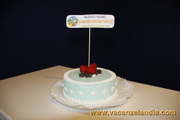 03 Napoli Mondocampersud 2010 - torta festeggiamento nuovo nome