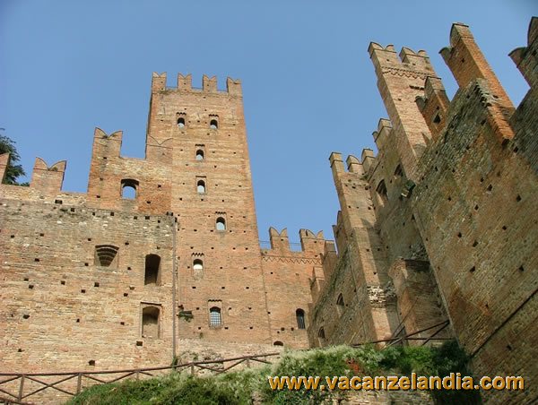 015   Emilia Romagna   Castell Arquato   rocca viscontea scorcio