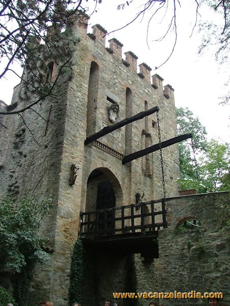 030   Emilia Romagna   Gropparello   castello accesso con ponte levatoio