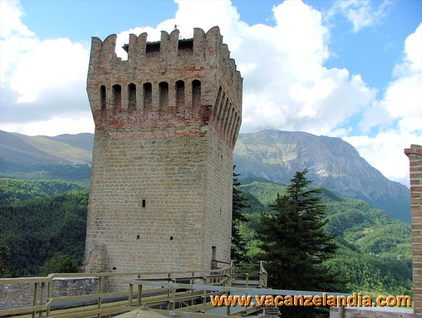 073   Marche   Sibillini   Arquata del Tronto   Castello   torre merlata