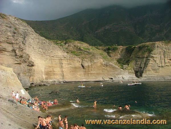 129   Sicilia   Isole Eolie   Salina    spiaggia di Pollara